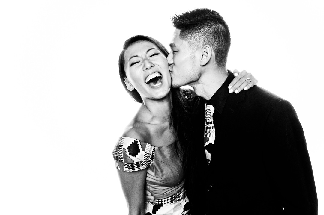 Retrato en blanco y negro beso boda